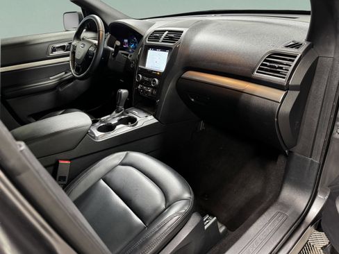 Used 2019 Ford Explorer XLT w/ Equipment Group 202A image 11
