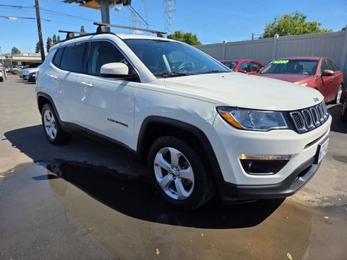 Used 2017 Jeep Compass Latitude w/ Popular Equipment Group AWD/4WD image 4