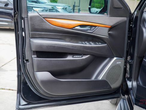Used 2017 Cadillac Escalade Luxury image 12