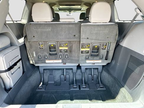 Used 2017 Toyota Sienna XLE Premium FWD image 33