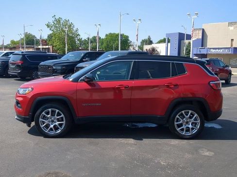 Used 2025 Jeep Compass Limited AWD/4WD image 3