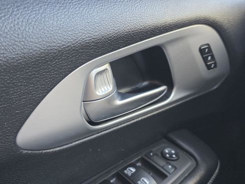 Used 2022 Chrysler Pacifica Touring-L w/ Uconnect Theater Family Group FWD image 10