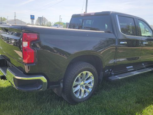 Used 2022 Chevrolet Silverado 1500 LTZ w/ Z71 Off-Road Package AWD/4WD image 4