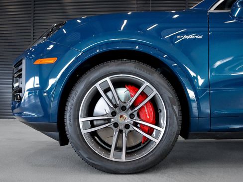 Used 2024 Porsche Cayenne Turbo AWD/4WD image 7