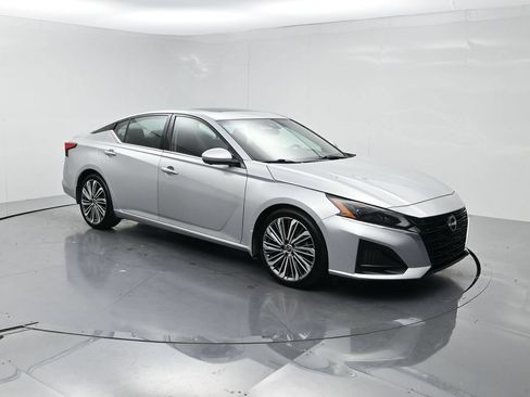 Used 2023 Nissan Altima 2.5 SL FWD image 2
