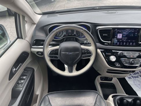 Used 2020 Chrysler Pacifica Limited FWD image 2