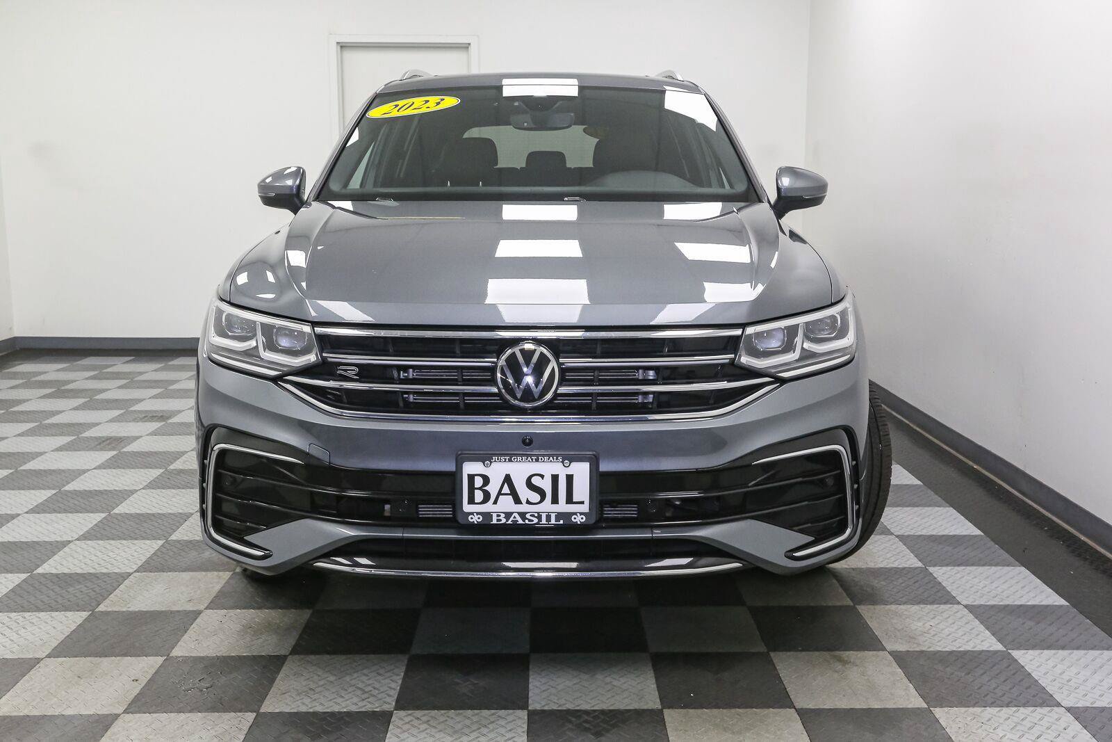 Used 2023 Volkswagen Tiguan SEL R-Line AWD/4WD image 3