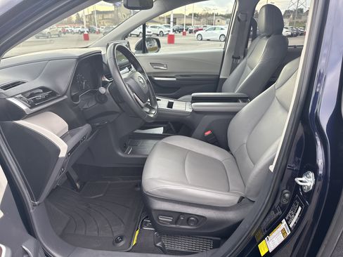 Certified 2024 Toyota Sienna XLE image 9