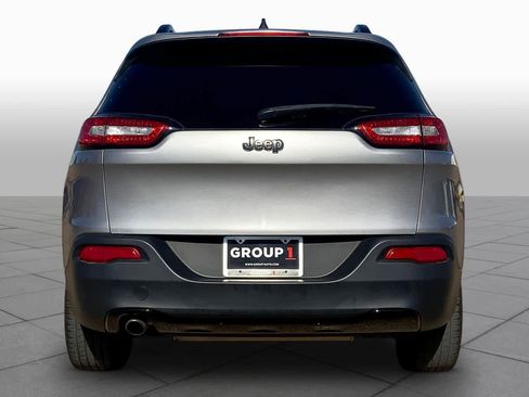 Used 2017 Jeep Cherokee Sport image 4