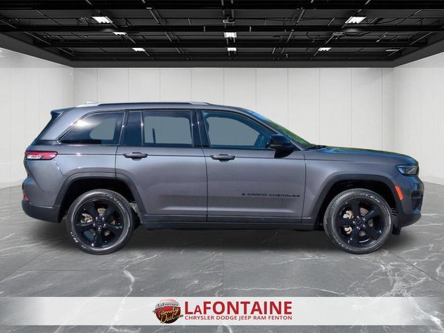 Used 2023 Jeep Grand Cherokee Altitude AWD/4WD image 6