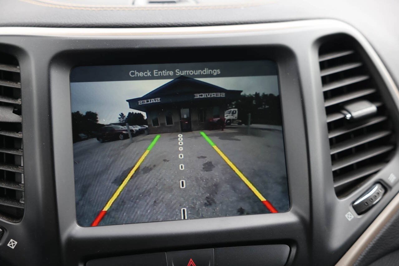 Used 2017 Jeep Cherokee Limited AWD/4WD image 24