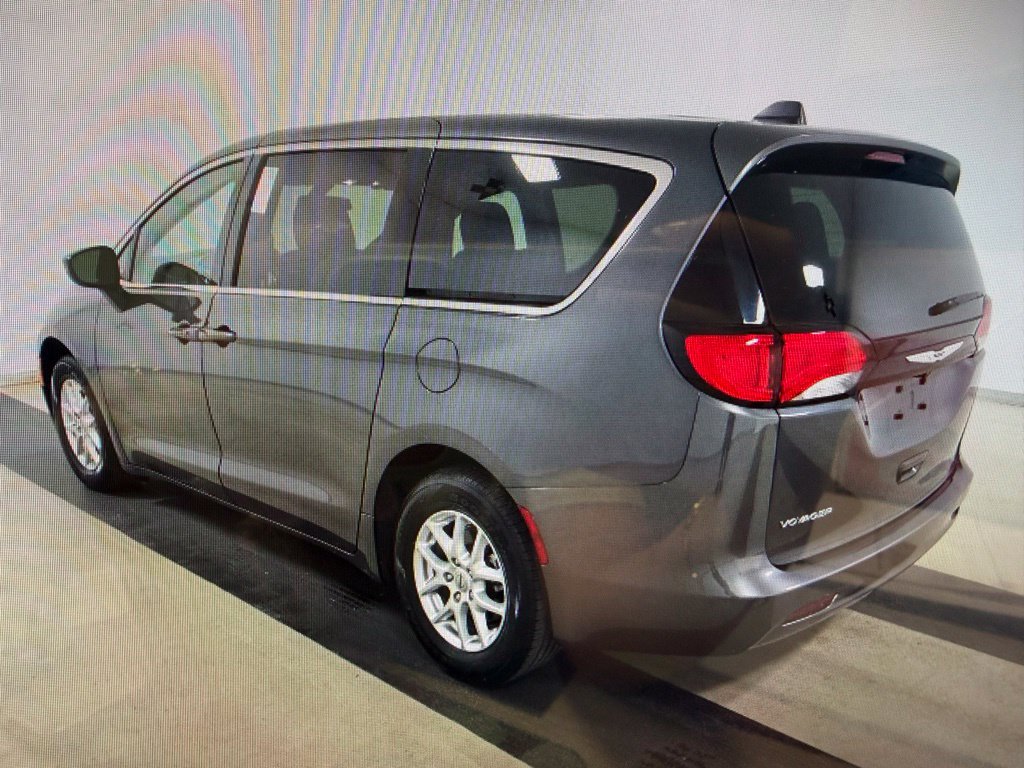 Used 2022 Chrysler Voyager LX FWD image 4