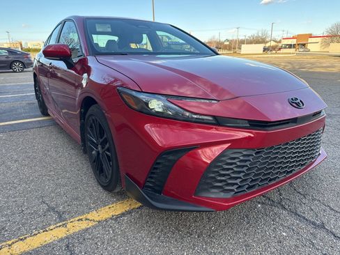 Used 2025 Toyota Camry SE w/ Convenience Package image 4