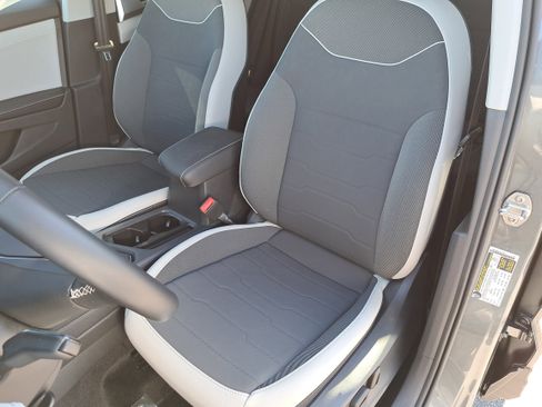 Certified 2025 Volkswagen Taos SE image 14