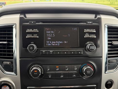 Used 2018 Nissan Titan SV AWD/4WD image 30