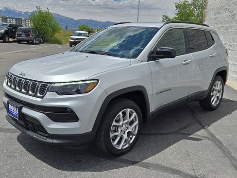 Used 2024 Jeep Compass Latitude w/ Sun and Sound Group AWD/4WD image 8