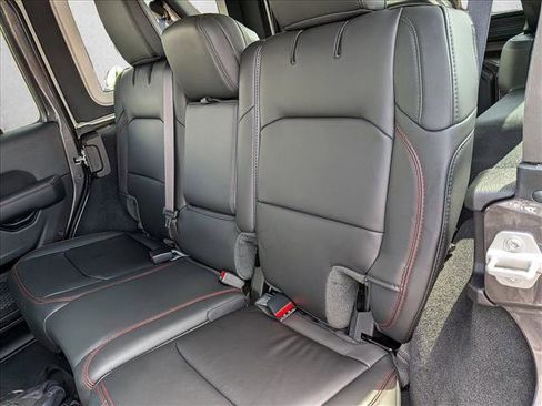 Used 2025 Jeep Wrangler Unlimited Rubicon AWD/4WD image 17