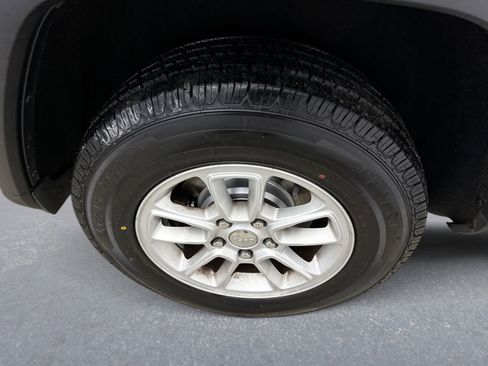 Used 2018 Jeep Grand Cherokee Laredo image 20