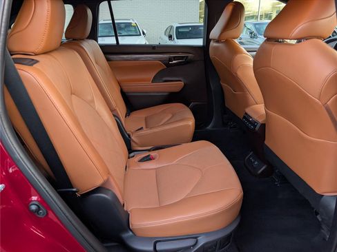 Used 2022 Toyota Highlander Platinum image 13