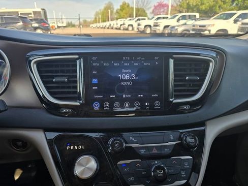 Used 2017 Chrysler Pacifica Touring-L w/ Tire & Wheel Group FWD image 19