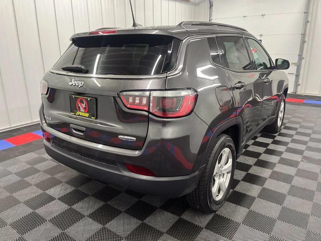 Used 2018 Jeep Compass Latitude w/ Popular Equipment Group AWD/4WD image 3