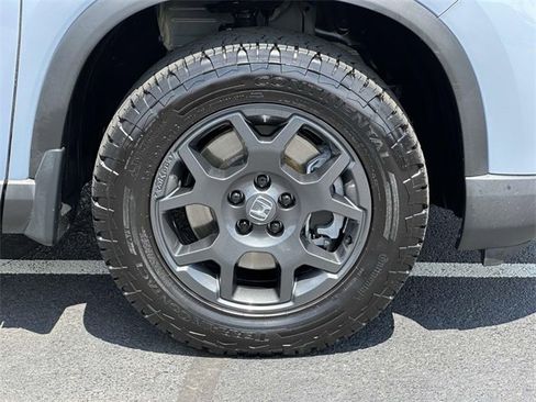 Used 2025 Honda Pilot TrailSport image 5
