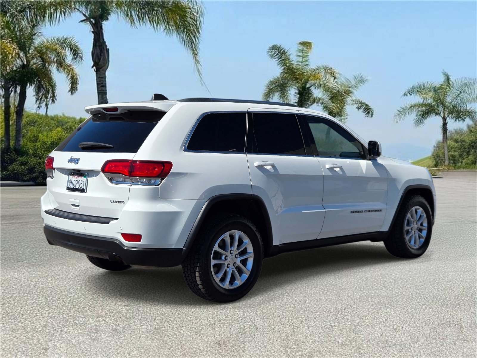 Used 2021 Jeep Grand Cherokee Laredo RWD image 4