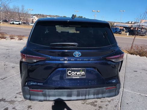 Used 2025 Toyota Sienna LE image 6