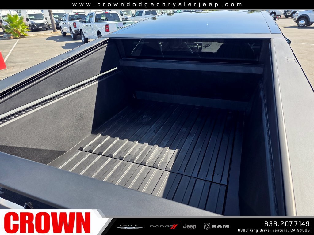 Used 2024 Tesla Cybertruck AWD Crew Cab image 11