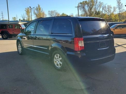 Used 2011 Chrysler Town & Country Touring image 4