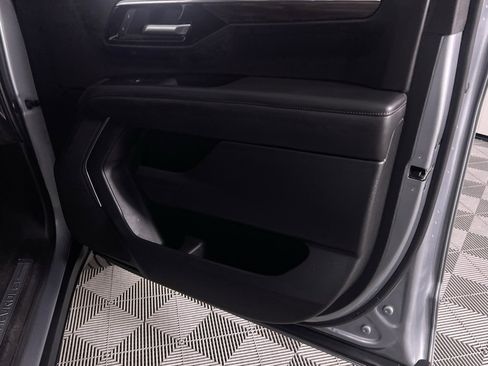 Used 2025 Chevrolet Suburban Z71 image 33