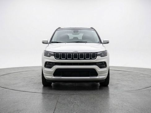 Used 2025 Jeep Compass Limited AWD/4WD image 2