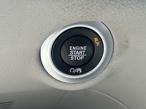 Used 2023 Chrysler Pacifica Limited FWD image 37