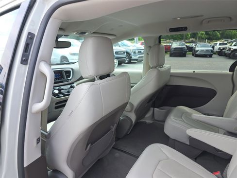 Used 2020 Chrysler Pacifica Touring-L FWD image 15