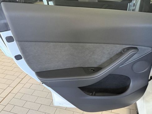 Used 2023 Tesla Model Y Long Range AWD/4WD image 37