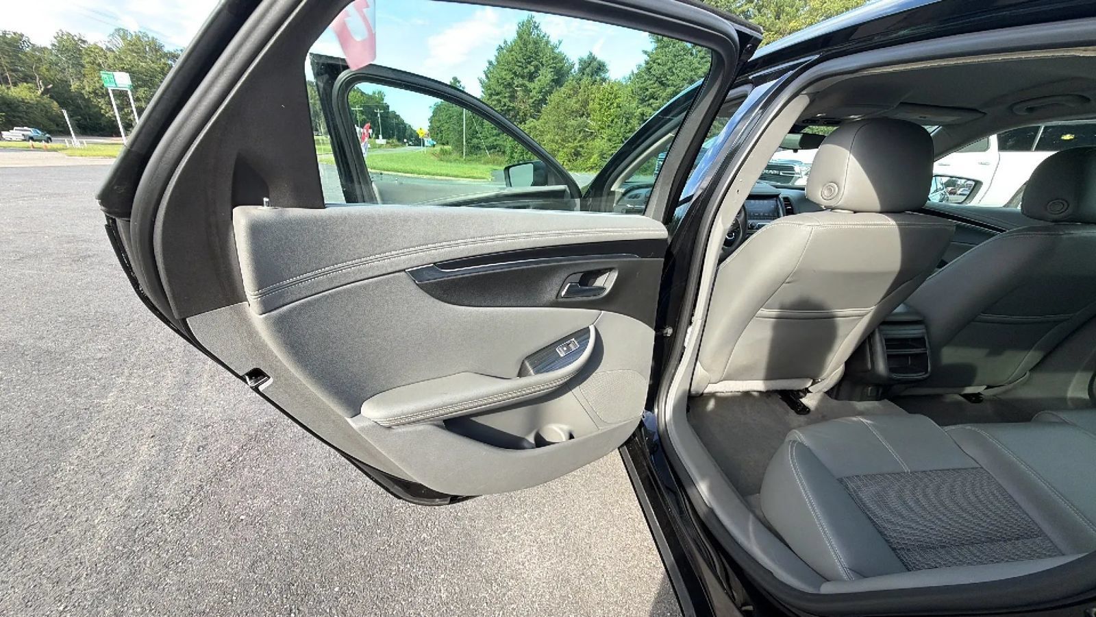 Used 2018 Chevrolet Impala LS FWD image 33