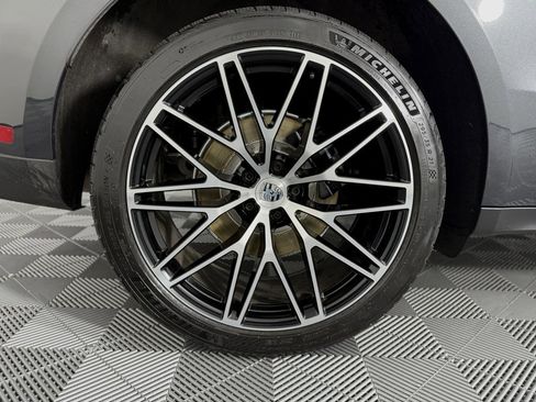 Certified 2025 Porsche Macan image 17
