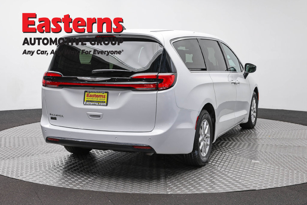 Used 2023 Chrysler Pacifica Touring-L FWD image 6