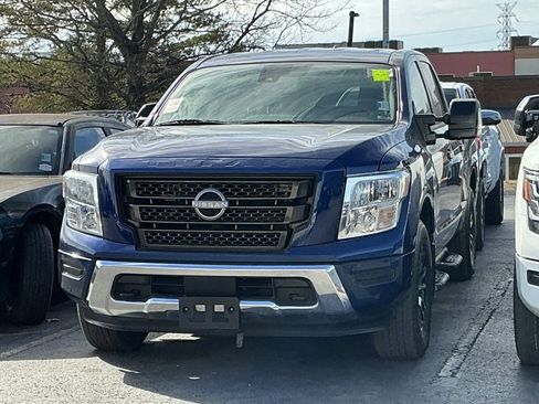 Used 2023 Nissan Titan SV w/ SV Convenience Package image 2
