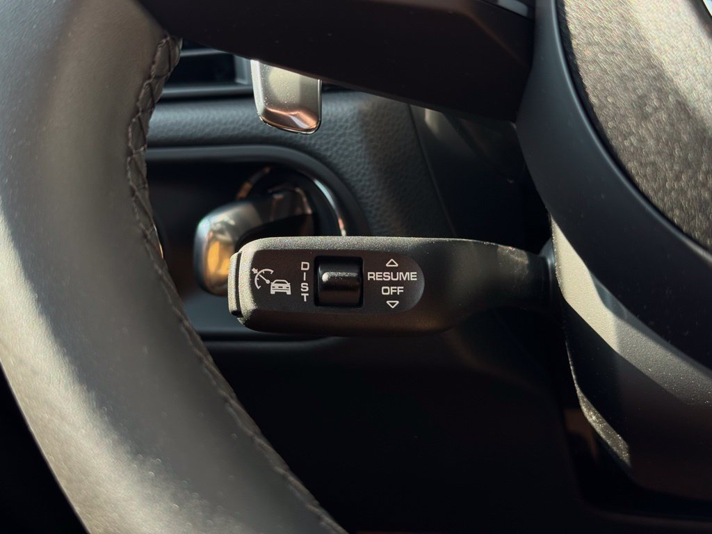 Certified 2025 Porsche Macan AWD/4WD image 42