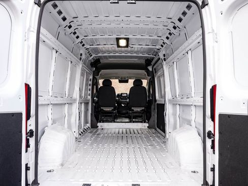 Used 2025 RAM ProMaster 2500 w/ Convenience Group image 18