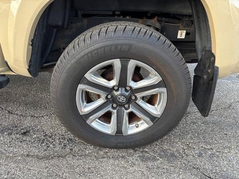 Used 2017 Toyota Tacoma Limited image 27