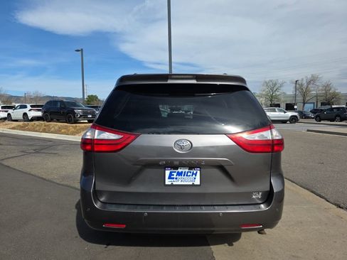 Used 2017 Toyota Sienna Limited image 4