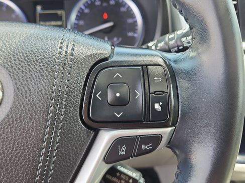 Used 2019 Toyota Highlander Limited FWD image 19