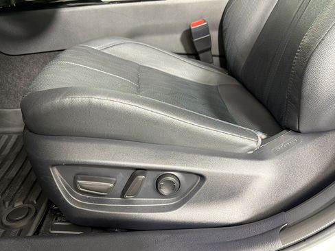 Used 2025 Toyota Camry XSE FWD image 12