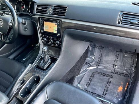 Used 2017 Volkswagen Passat 1.8T SEL Premium image 19