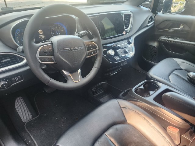 Used 2025 Chrysler Pacifica Select FWD image 5