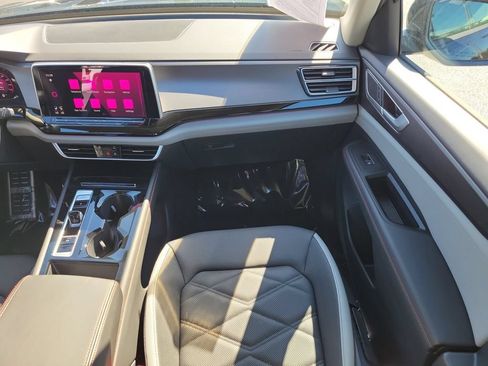 Certified 2025 Volkswagen Atlas Peak Edition SE AWD/4WD image 18
