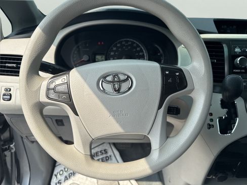 Used 2014 Toyota Sienna LE FWD image 12