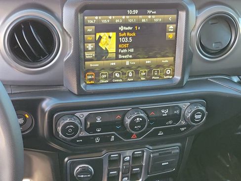 Certified 2023 Jeep Gladiator Willys image 9